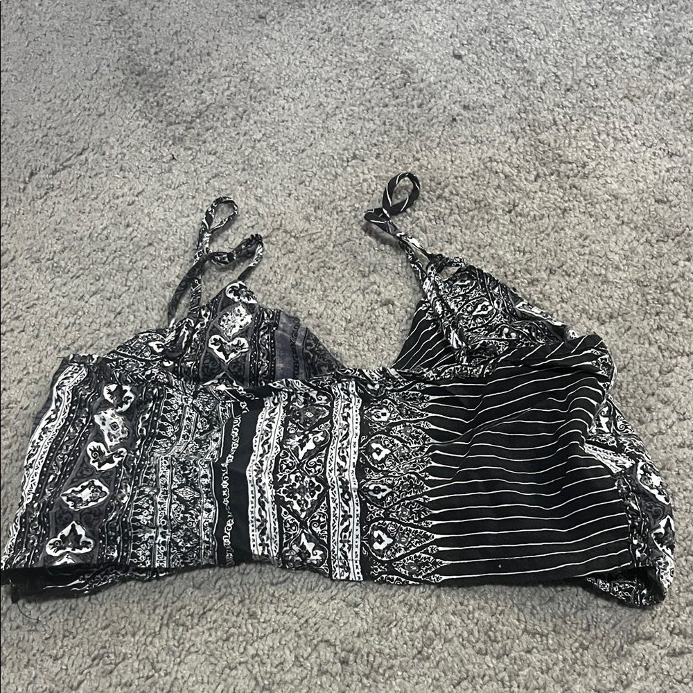 Olivaceous Black and White Crop Top - Picture 2 of 3